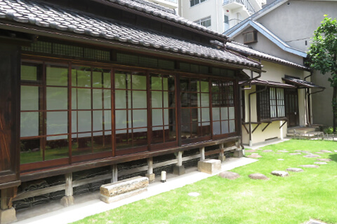 【ブラタモリ風に街歩き】レトロな邸宅と「ばけばけ」夫妻のお墓参り